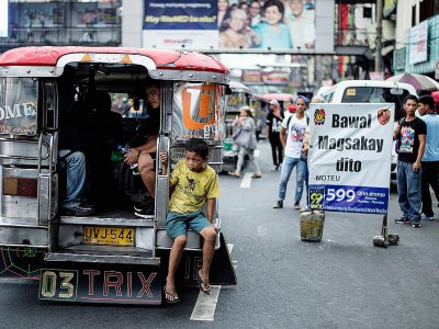 Emblématiques minibus philippins, les jeepneys peuvent  transporter plus de 20 personnes en même temps mais fonctionnent avec un diesel bon marché au bilan carbone désastreux - NOEL CELIS [AFP]