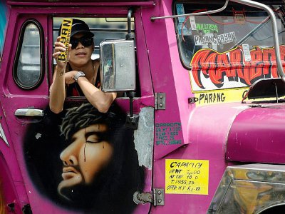Toujours customisés, les jeepneys philippins ont un design psychédélique et une décoration imbattable, où les images de la Vierge côtoient les effigies de Mickey Mouse - NOEL CELIS [AFP]