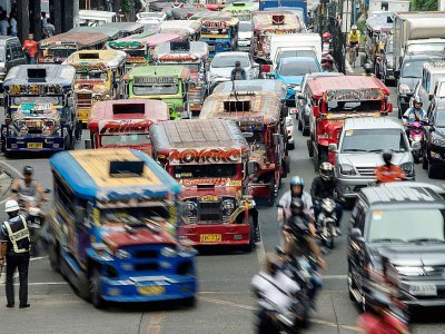 Au nom du développement durable et de la sécurité routière, les autorités philippines veulent progressivement débarrasser le pays des jeepneys, ces minibus "customisés" hérités de la deuxième guerre mondiale - NOEL CELIS [AFP]