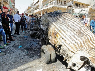 Sur le site de l'attentat à la voiture piégée à Bagdad, le 30 mai 2017 - SABAH ARAR [AFP]