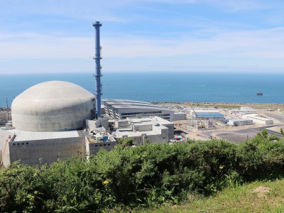 Plus aucune grue n'est présente sur le site depuis l'automne 2016. L'EPR ressemble désormais à ses voisins, les réacteurs 1 et 2 de Flamanville. - Célia Caradec