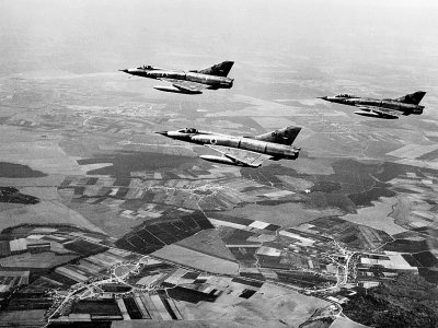 Des chasseurs israéliens volant au dessus du Sinaï, à la frontière israélo-égyptienne, le 5 juin 1967 - - [AFP/Archives]