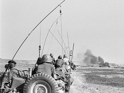 Une photographie fournie par le service de presse de l'armée israélienne, montrant une patrouille israélienne sur le plateau du Golan, le 11 juin 1967 - MOSHE MILNER [GPO/AFP/Archives]