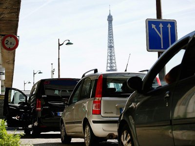Des conducteurs devant une station-service près de la Tour Eiffel, à Paris le 31 mai 2017 - Benjamin CREMEL [AFP]