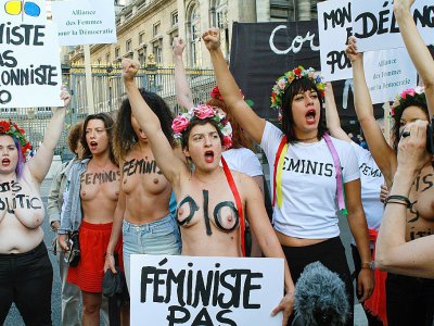Rassemblement de Femens devant le palais de justice où quatre militantes sont jugées pour "exhibition sexuelle", le 31 mai 2017 à Paris - STRINGER [AFP]