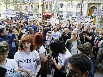 Rassemblement de féministes devant le palais de justice où quatre militantes sont jugées pour "exhibition sexuelle", le 31 mai 2017 à Paris - PATRICK KOVARIK [AFP]