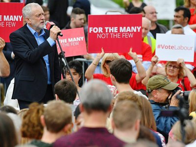 Le leader travailliste Jeremy Corbyn, le 31 mai 2017 en meeting à Reading en Angleterre - Ben STANSALL [AFP]