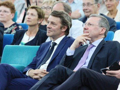 François Baroin avec le président du Conseil départemental de la Manche, Philippe Bas, écoutant Hervé Morin, sur la tribune. - Maxence Gorréguès