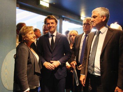François Baroin dans à l'entrée de l'auditorium du centre des Congrès avec Hervé Morin, le président du Conseil régional de Normandie. - Maxence Gorréguès