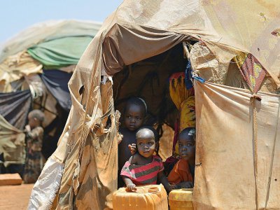 Des enfants dans un camp de personnes déplacées près de Baidoa dans le sud-ouest de la Somalie, le 14 mars 2017 - TONY KARUMBA [AFP/Archives]