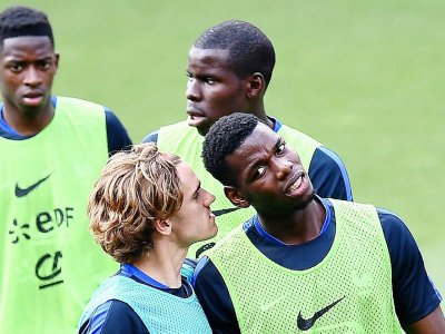 Le jeune attaquant Ousmane Dembélé (à gauche) à l'entraînement avec Antoine Griezmann, Paul Pogba et Kurt Zouma, au Roazhon Park de Rennes, le 1er juin 2017 - FRANCK FIFE [AFP]