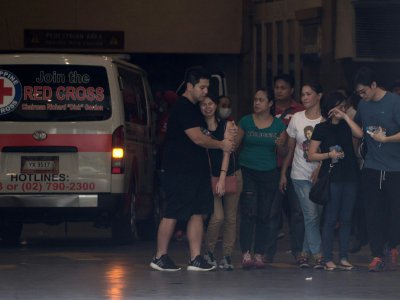 Des proches des victimes de l'attaque d'un casino, le 2 juin 2017 à Manille - NOEL CELIS [AFP]