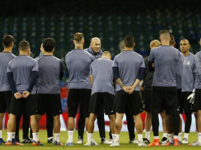 L'entraîneur du Real Madrid Zinédine Zidane donne des consignes à ses joueurs, le 2 juin 207 à Cardiff - Adrian DENNIS [AFP]