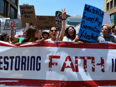 Des manifestants exigent de Donald Trump la "vérité" sur l'affaire des ingérences russes, le 3 juin 2017 à Los Angeles - FREDERIC J. BROWN [AFP]