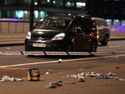Des débris et des voitures abandonnées au centre de Londres le 3 juin 2017. Une camionette a foncé sur la foule sur le London Bridge, la police est intervenue à Borough Market et parle d'actes "terroristes". - Chris J Ratcliffe [AFP]
