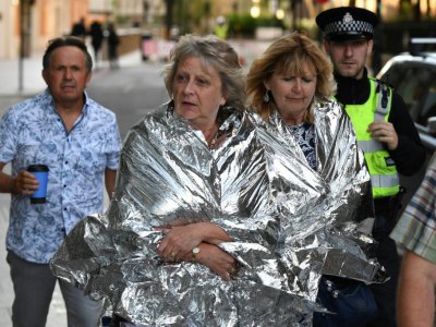 Des policiers escortent des passants après l'attentat le 4 juin 2017 près du Shard, un gratte-ciel de bureaux, à Londres - Chris J Ratcliffe [AFP]