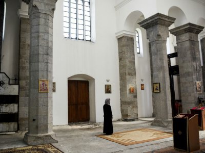 Une femme prie pendant la messe dans l'église Saint-Sava dans la partie albanaise de Mitrovica le 7 mai 2017 - Armend NIMANI [AFP]