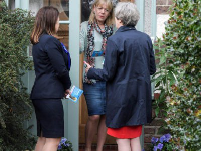 La Première ministre britannique Theresa May en campagne électorale fait du porte à porte à Ealing, dans l'ouest de Londres le 20 mai 2017 - TOBY MELVILLE [POOL/AFP/Archives]