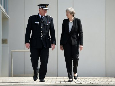 Theresa May et le chef de la police de Manchester Ian Hopkins à Manchester le 23 mai 2017 au lendemain d'un attentat suicide dans une salle de concerts - Oli SCARFF [AFP/Archives]