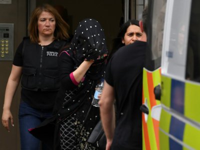 Une femme emmenée par la police à Barking, dans l'est de Londres, le 4 juin 2017 - Justin TALLIS [AFP]