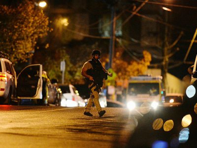 Un policier en patrouile sur les lieux de la prise d'otage de Melbourne le 5 juin 2017 - Mal Fairclough [AFP]