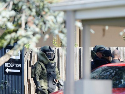 Le 6 juin 2017 à Brighton, dans la banlieue de Melbourne, un officier des opération est vêtu d'une combinaison anti-bombe - Mal Fairclough [AFP]