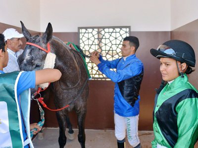 Seules trois femmes jockeys ont à ce jour foulé les hippodromes du Maroc. - Abderrahmane MOKHTARI [AFP]
