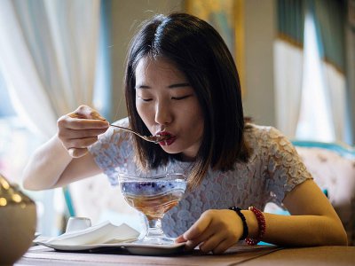Dans les restaurants chics de Pékin ou Shanghai, les nids d'hirondelles sont dissous en une sorte de gelée blanchâtre qui sert de base à des desserts, des soupes ou des boissons, à Shanghai le 23 mai 2017 - Johannes EISELE [AFP]
