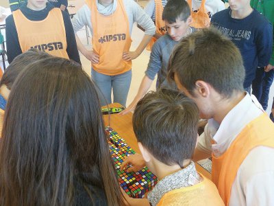 Les experts (chasuble orange) ont pour mission d'aider leurs camarades qui 'sèchent' sur la résolution de leur Rubik-Cube. - Eric Mas