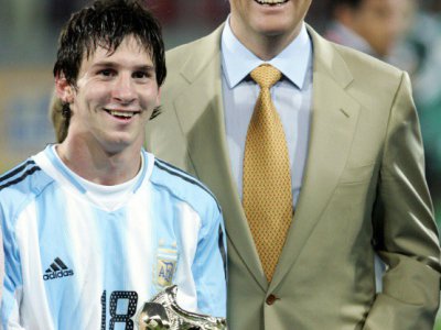 Lionel Messi, le 2 juillet 2005 à Utrecht avec Willem Alexander, alors Prince des Pays-Bas - JOHN THYS [AFP/Archives]