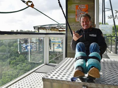 Le Néo-Zélandais Alan John Hackett, s'élançait en 1987 de la Tour Eiffel. Trente ans après, le pionnier mythique du saut à l'élastique est devenu un prospère homme d'affaires et se jette toujours dans le vide - JEAN-FRANCOIS MONIER [AFP]