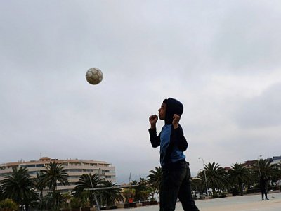 Un garçon joue au foot sur une plage de Melilla, enclave espagnol au Maroc, le 5 mai 2017 - Antonio RUIZ [AFP]