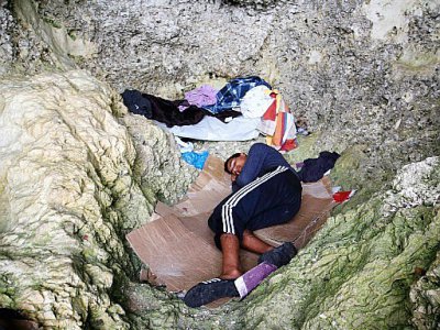 Certains enfants vivent dans des grottes inhospitalières face à la mer, très difficiles d'accès à Melilla, enclave espagnole au Maroc - Antonio RUIZ [AFP]