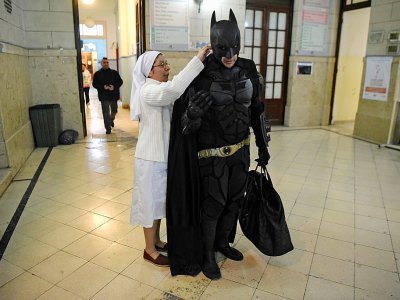Le "Batman" argentin entre à l'Hôpital public Soeur Maria Ludovica chargé de dessins et de bonbons - Eitan ABRAMOVICH [AFP]