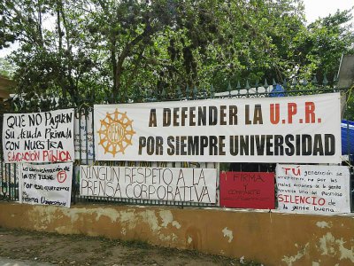 Des banderoles sur les grilles de l'université de Porto Rico lors d'une grève d'étudiants, à Porto Rico le 23 mai 2017 - ELODIE CUZIN [AFP/Archives]
