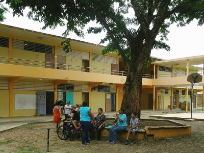 La cour de l'école José Davila Semprit à Bayamon, proche de San Juan à Puerto Rico, le 23 mai 2017 - ELODIE CUZIN [AFP/Archives]