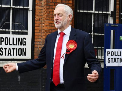 Le leader des travaillistes  Jeremy Corbyn sort de son bureau de vote  au nord de Londres le 8 juin 2017 - Justin TALLIS [AFP]