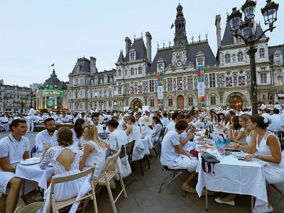 8.000 personnes selon les organisateurs ont participé au "Dîner en Blanc" sur la place de l'Hôtel de ville à Paris, le 8 juin 2017 - THOMAS SAMSON [AFP]