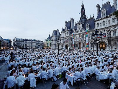 "Dîner en Blanc" devant l'Hôtel de Ville à Paris le 8 juin 2017 - Thomas SAMSON [AFP]