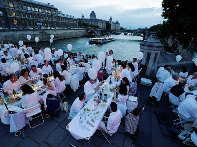 "Dîner en Blanc" sur le pont d'Arcole près de l'Hôtel de Ville à Paris le 8 juin 2017 - Thomas SAMSON [AFP]