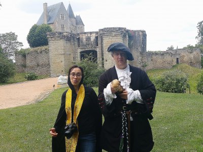 Nezha Elmadi et le Docteur Amadéus Pipolus, personnages de cet après-midi de l'APE au donjon de Ballon (Sarthe). - Eric Mas