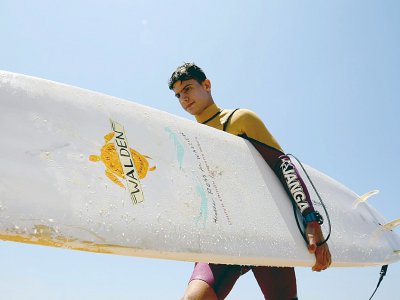 Ali Qassem, un réfugié syrien de 17 ans au Liban s'est accroché au surf, persuadé que ce sport peut l'aider à "construire une vie meilleure" - JOSEPH EID [AFP]