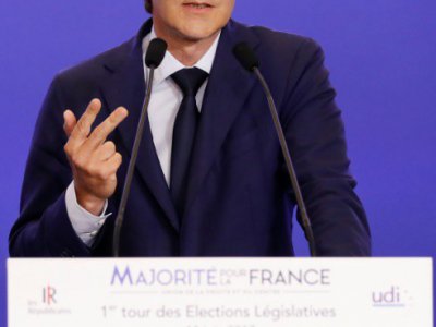 François Baroin, chef de file LR pour les législatives, donne une conférence de presse au siège de LR à Paris, le 11 juin 2016 - Patrick KOVARIK [AFP]