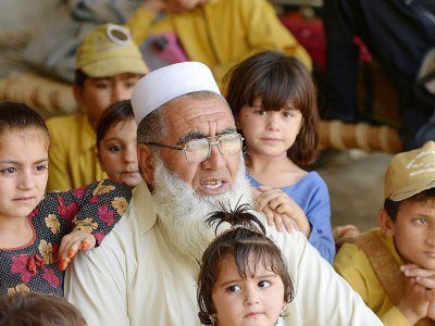 Gulzar Khan, 57 ans, entouré de ses 36 enfants, le 20 mai 2017 à Bannu, dans le nord-ouest du Pakistan - ABDUL MAJEED [AFP]