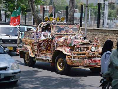 Mastan Khan Wazir, 70 ans, qui a 22 enfants de trois femmes, dans sa jeep customisée le 19 mai 2017 - AAMIR QURESHI [AFP]