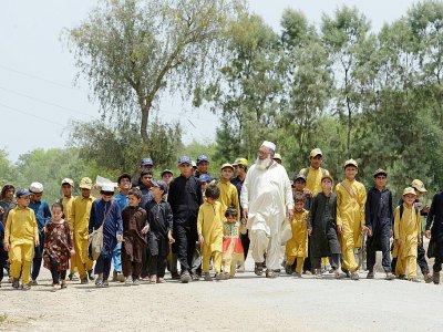 Gulzar Khan, 57 ans, père de 36 enfants de 3 femmes, revient de l'école le 20 mai 2017 à Bannu, au nord-ouest du Pakistan - ABDUL MAJEED [AFP]