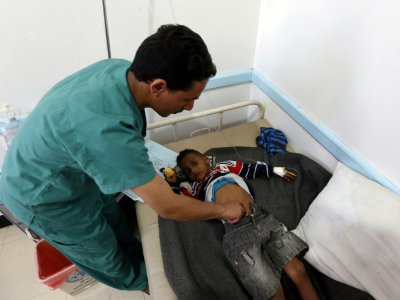 Un médecin yéménite examine un enfant soupçonné d'être infecté par le choléra à Sanaa, le 9 juin 2017 - Mohammed HUWAIS [AFP/Archives]