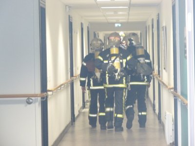 Les pompiers sont montés dans les étages pour évacuer les résidents. - Margaux Rousset