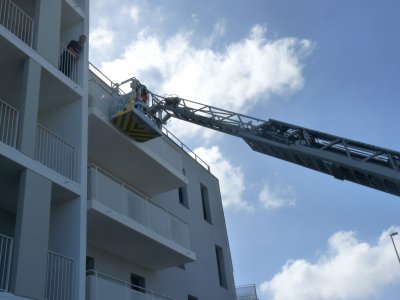 Les pompiers évacuent une résidente par le balcon. - Margaux Rousset