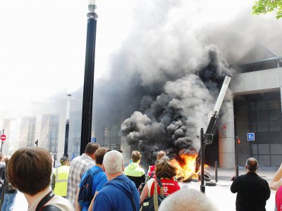 Un lampadaire public s'effondre sous la chaleur du feu de pneus devant l'hôtel de ville du Havre (Seine-Maritime), le 13 juin 2017 - Pierre Durand-Gratian